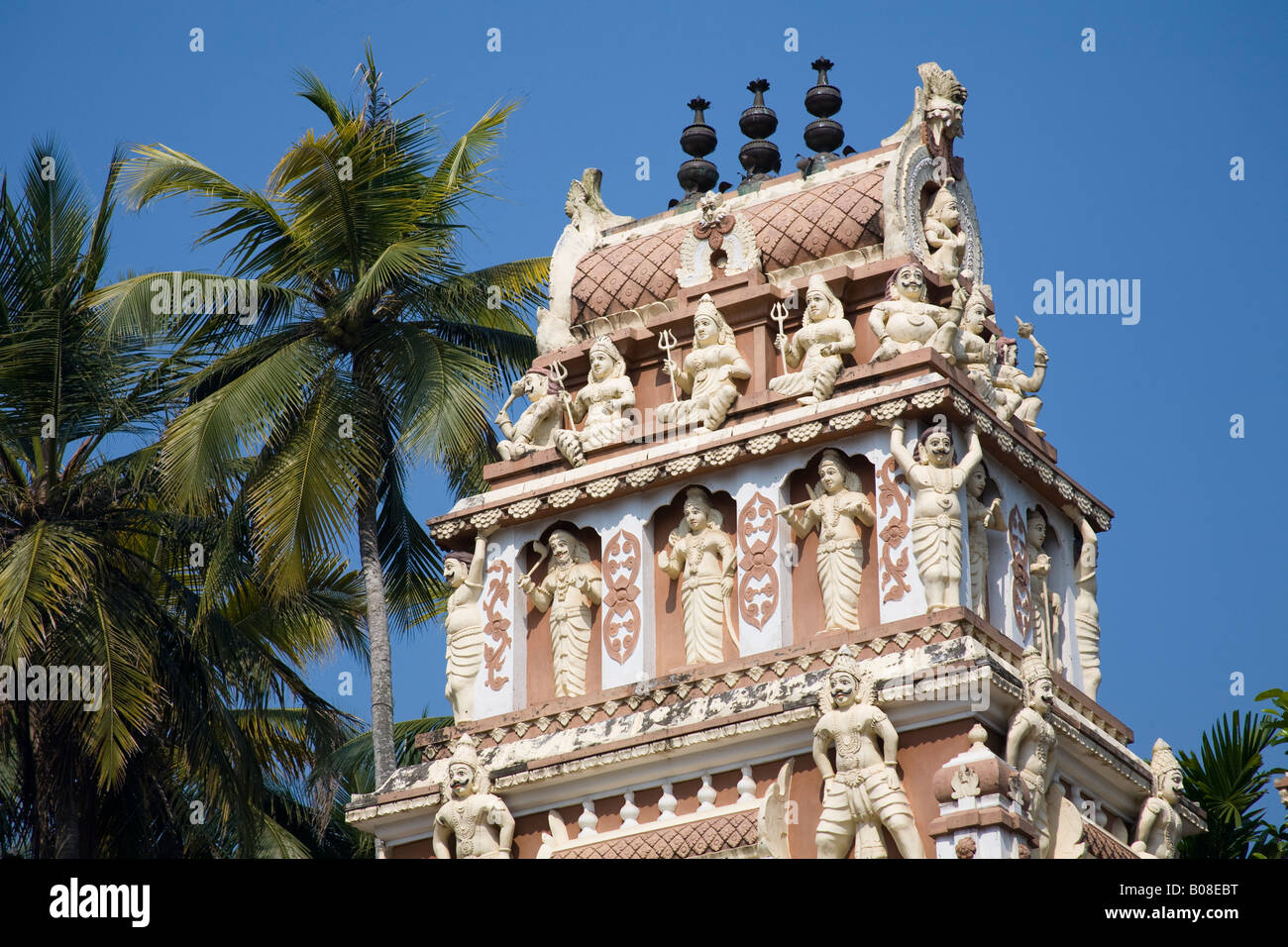 Geschnitzte Figuren auf einem Gopuram Ujaini Maha Kali Tempel, Ambalathara, Kerala, Indien Stockfoto