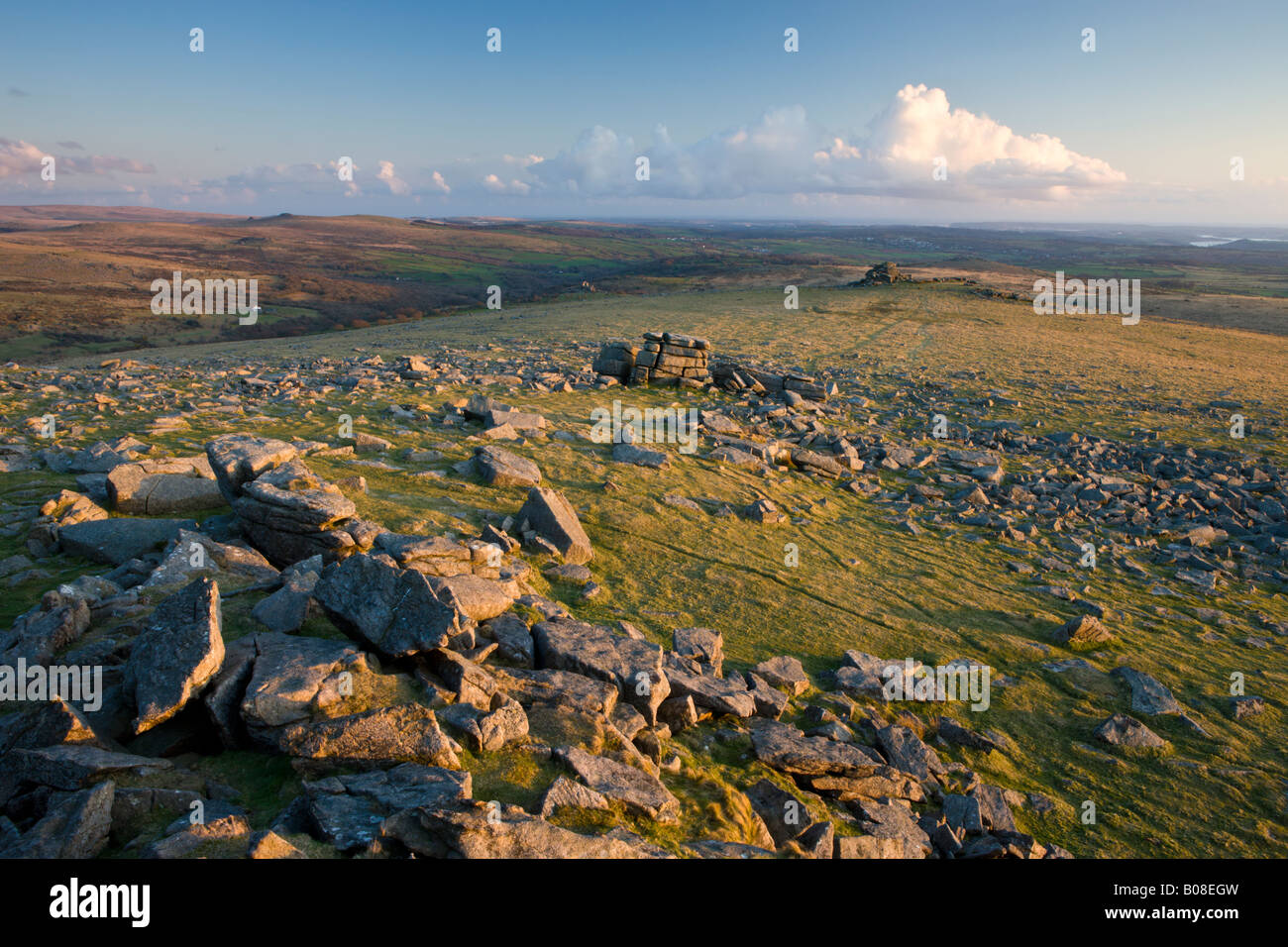 Dartmoor Moorland im goldenen Abendlicht große Grundnahrungsmittel Tor Dartmoor Devon England Stockfoto