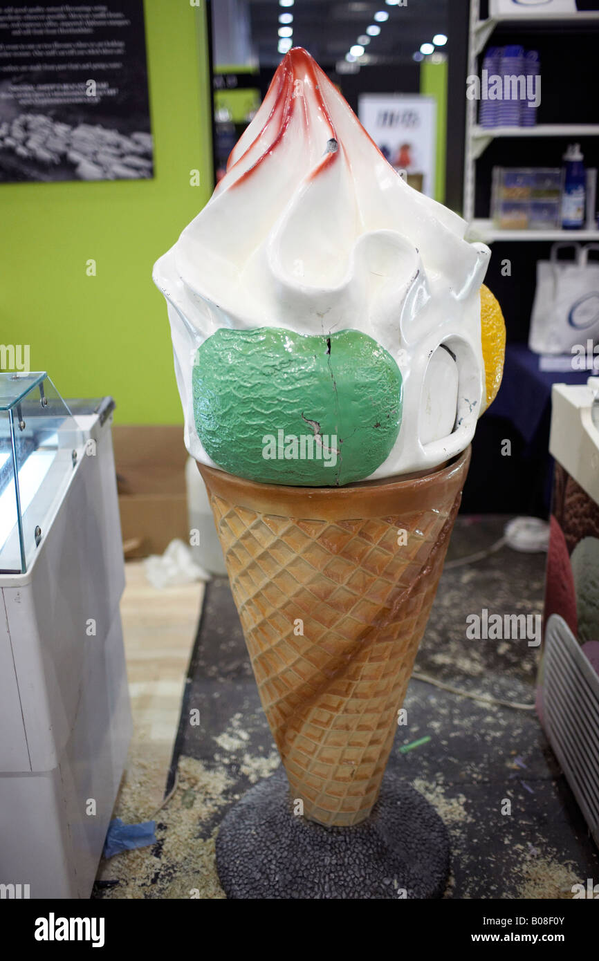 Große Fiberglas-Modell ein Eis zu essen. Stockfoto