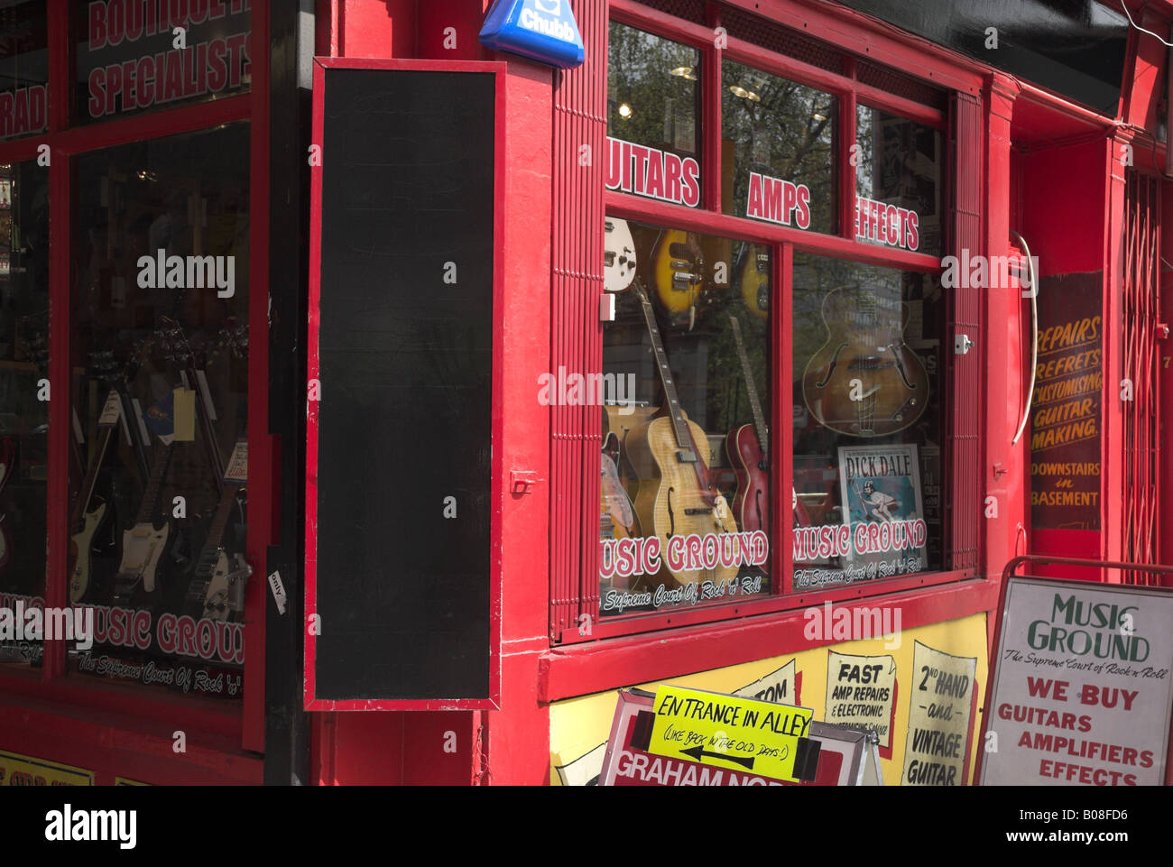 Musikinstrumente-Shop, Tin Pan Alley (Denmark Street) London, W1, UK Stockfoto