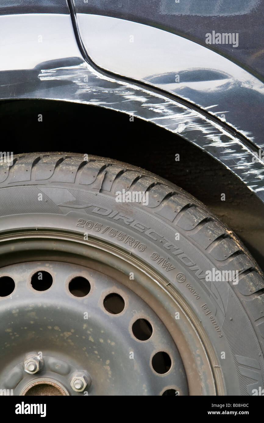 A ^ beschädigtes Auto Radlauf, UK Stockfotografie - Alamy