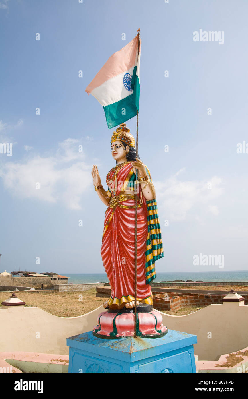 Farbenfrohe Statue und indische Flagge im Garten von Gandhi Mandapam, Kanyakumari, Tamil Nadu, Indien Stockfoto