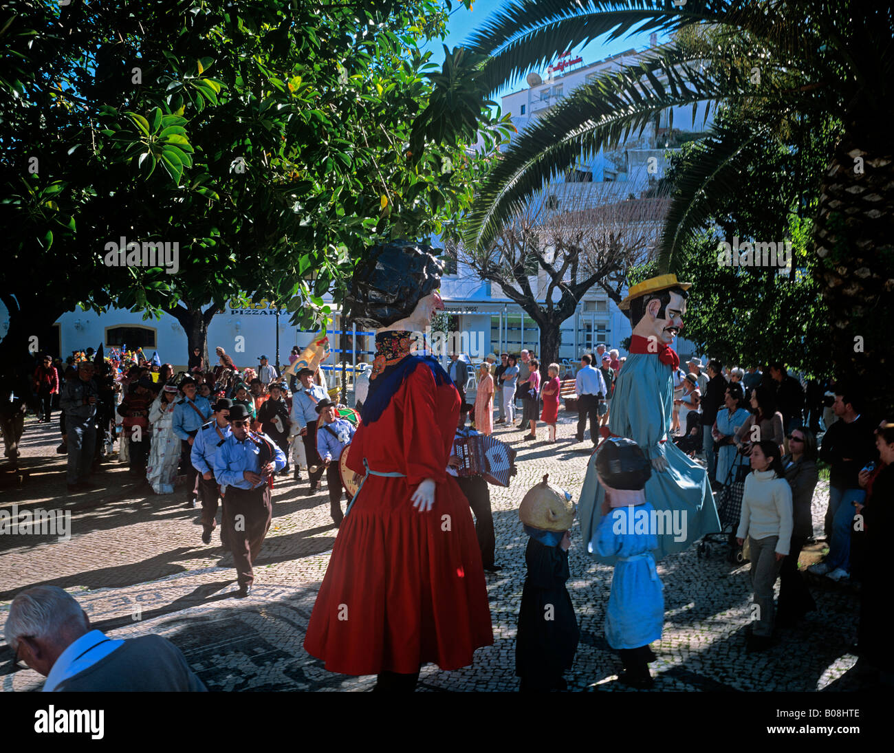 Kostümierte Figuren tanzen auf der zentralen Plaza de Albufeira Anfang Februar zu Beginn der Fastenzeit Saison Algarve Purtugal Stockfoto