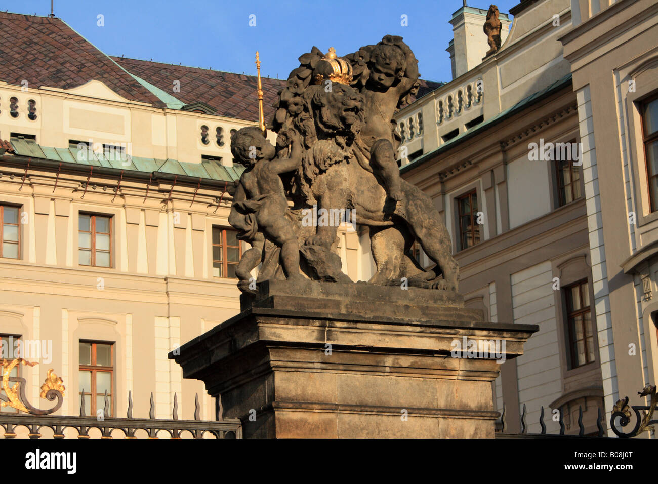 Paar Rokoko Putten spielen mit einem Löwen auf der Prager Burgtor Stockfoto