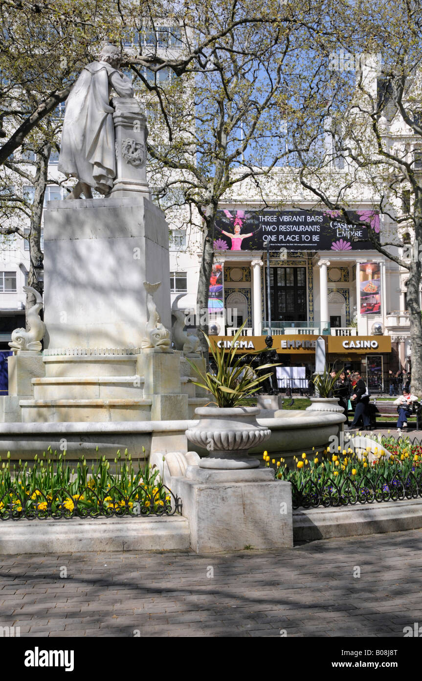 Gärten und Statue in Leicester Square West End London Reich Kino und Casino über Stockfoto