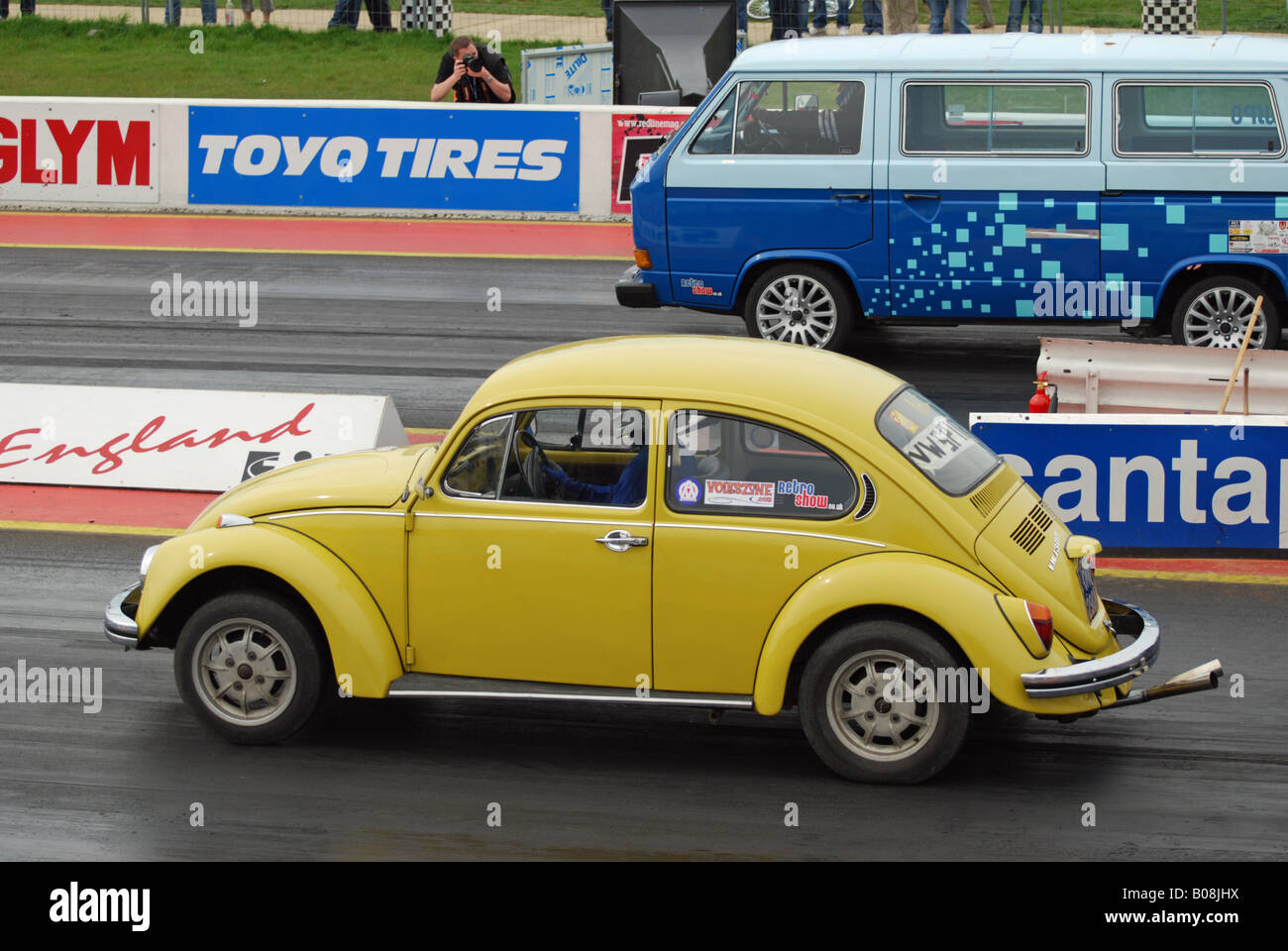 VW Käfer und Van bereit für einen Geschwindigkeitstest auf Santa Pod Rennstrecke, Northamptonshire, England. Stockfoto