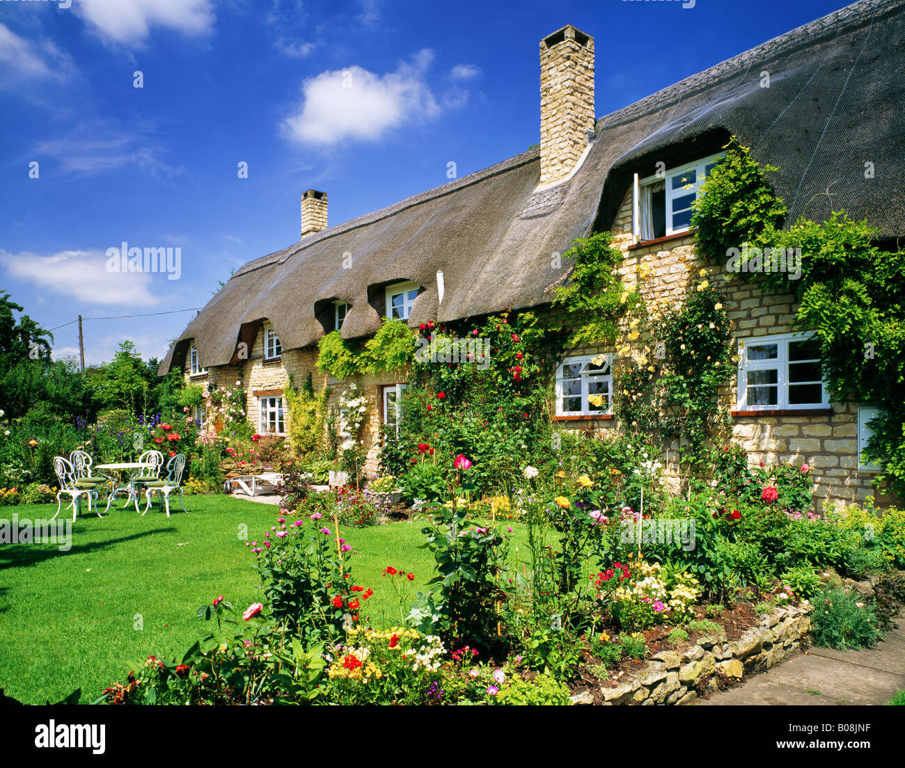 Reetdachhaus mit Bauerngarten, in der Nähe von Tewkesbury, Gloucestershire, UK Stockfoto
