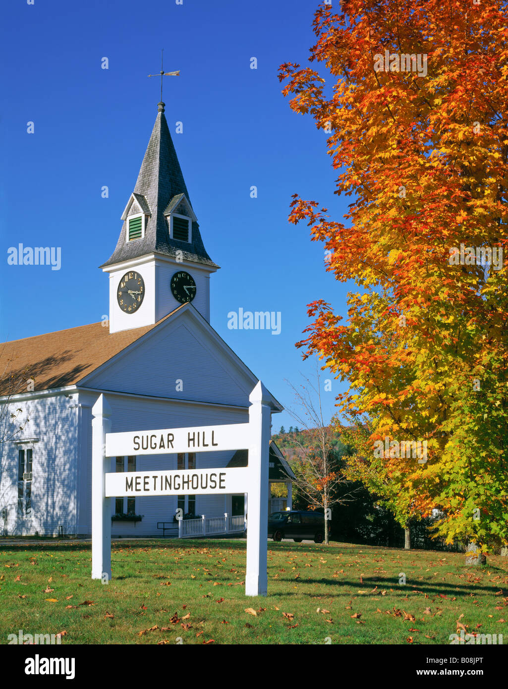 Kirche in Sugar Hill, New Hampshire. Herbstfärbung auf Bäumen. Stockfoto