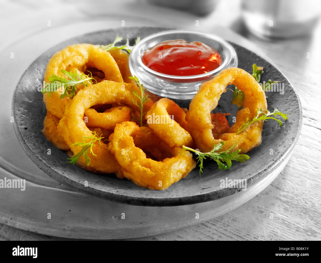Angeschlagenen frittierte Zwiebelringe Stockfoto