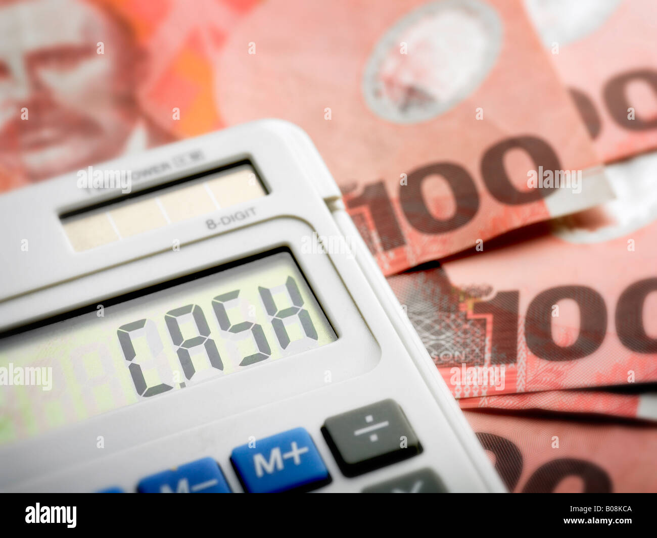 Bargeld auf dem Bildschirm des Rechners mit 100 New Zealand Hundrend Dollarnoten im Hintergrund Stockfoto