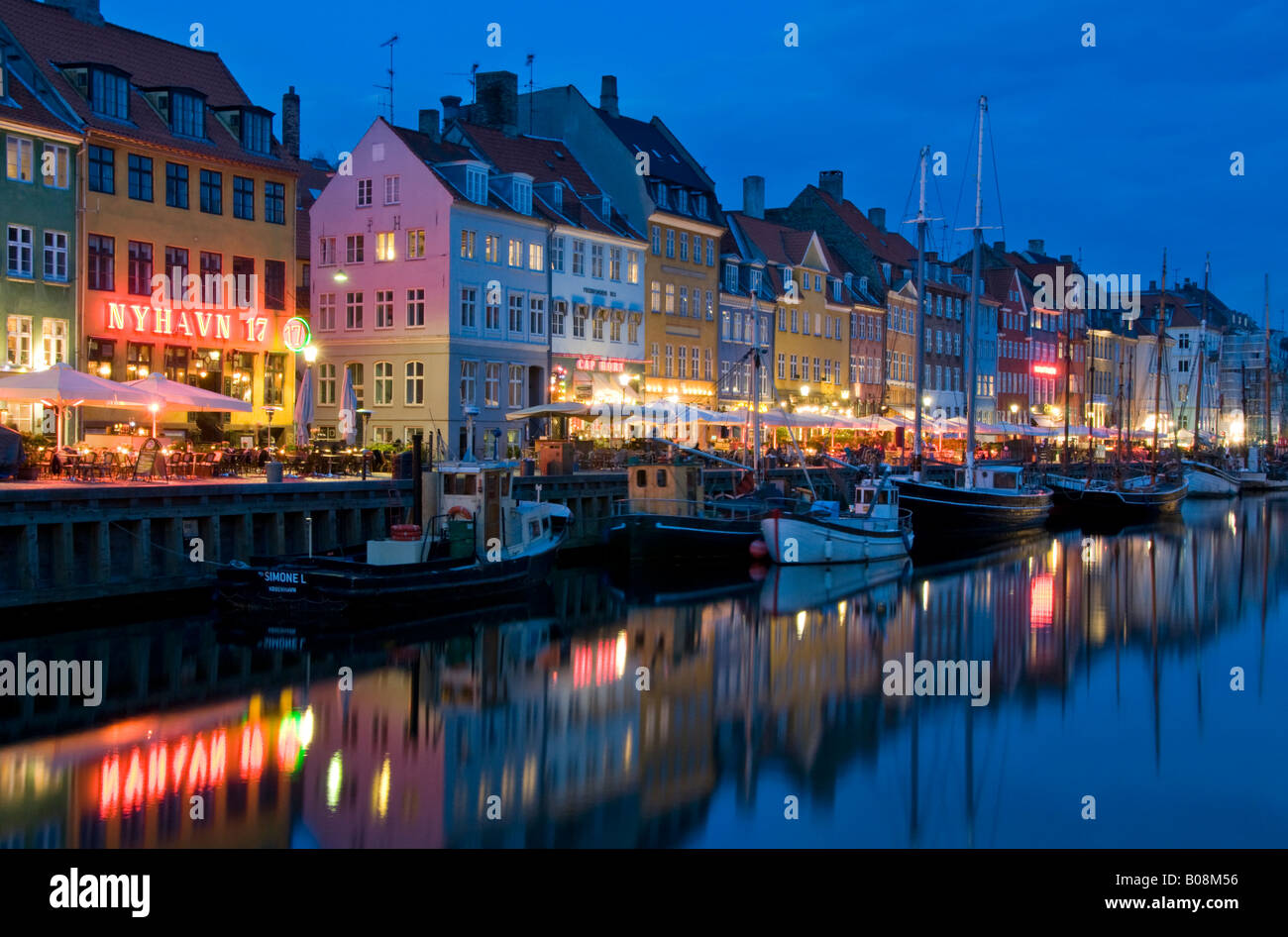 Historische alte Boote neben Nyhavn Kai in der Nacht, Nyhavn, Kopenhagen, Dänemark, Europa Stockfoto