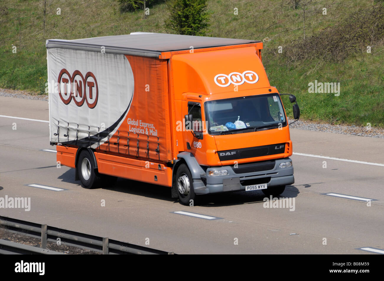 TNT Paket Post Lieferung LKW auf Autobahn M25 Stockfoto TNT Paket Post Lieferung LKW auf Autobahn M25 Stockfoto