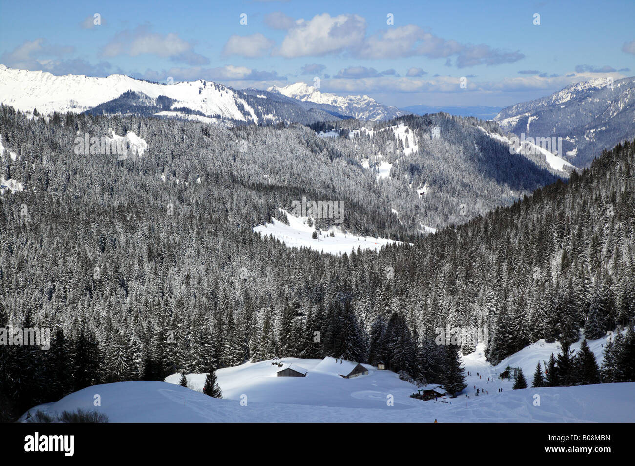 Wunderschöne Panorama-Landschaft auf der roten Piste Les Arbis in erschossen im Skigebiet von Morzine, Frankreich Stockfoto