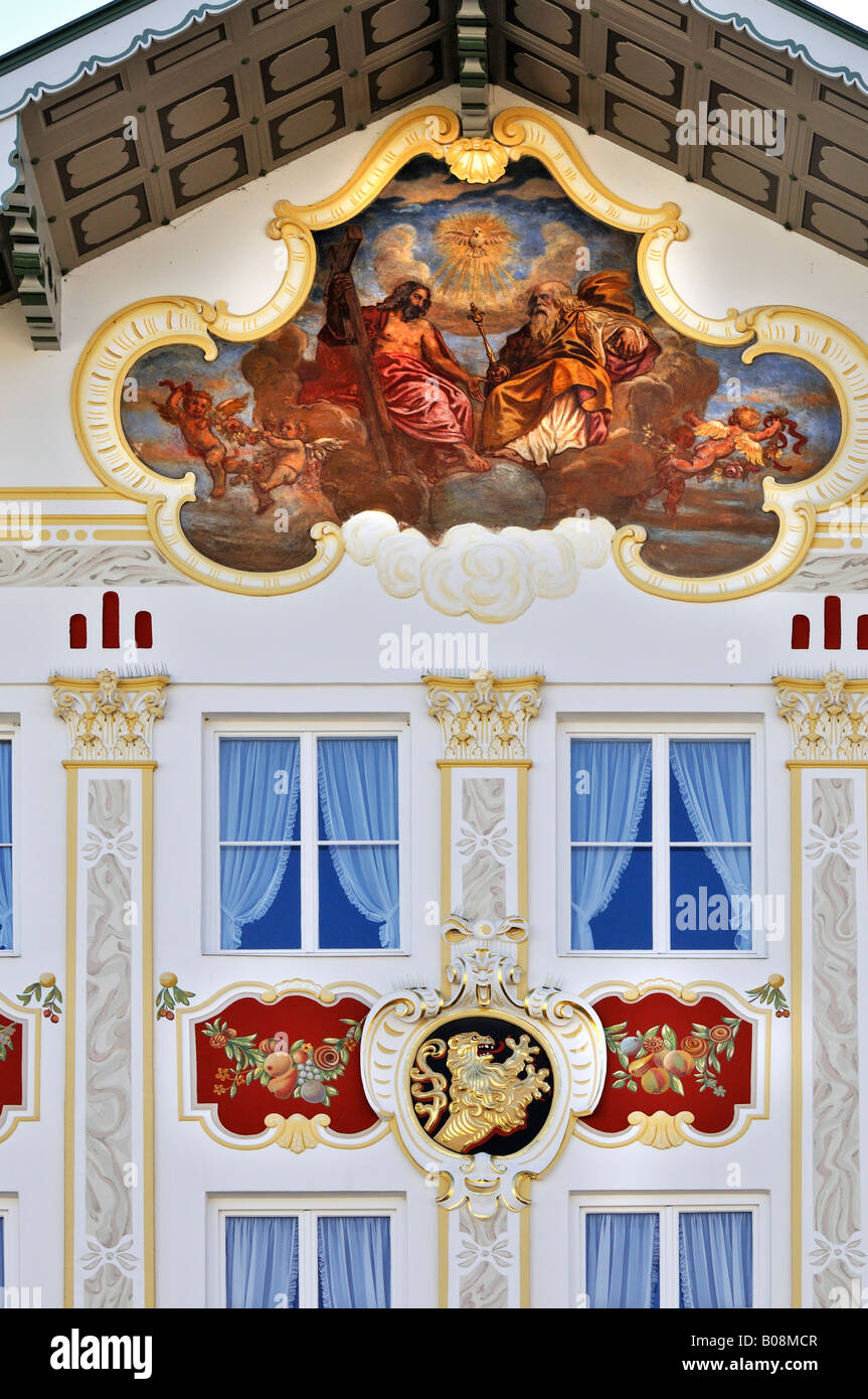 Gebäude Fassade bunt bemalt mit religiösen Motiven (Lueftlmalerei), Rathaus, Bad Tölz, Bayern, Deutschland Stockfoto