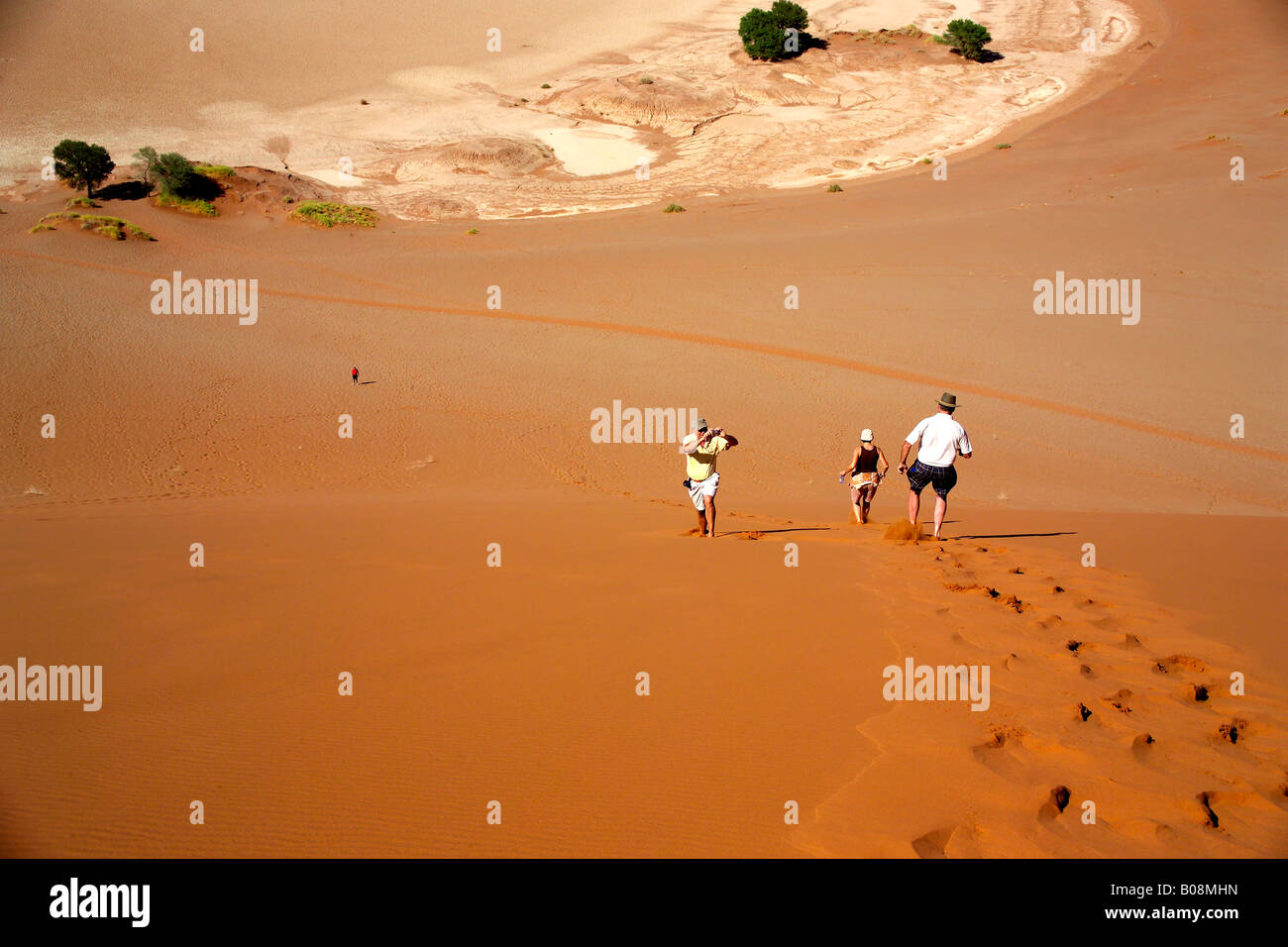 Menschen auf die Big Mama, zweitgrößte Düne am Sossusvlei, Namibia, Afrika Stockfoto