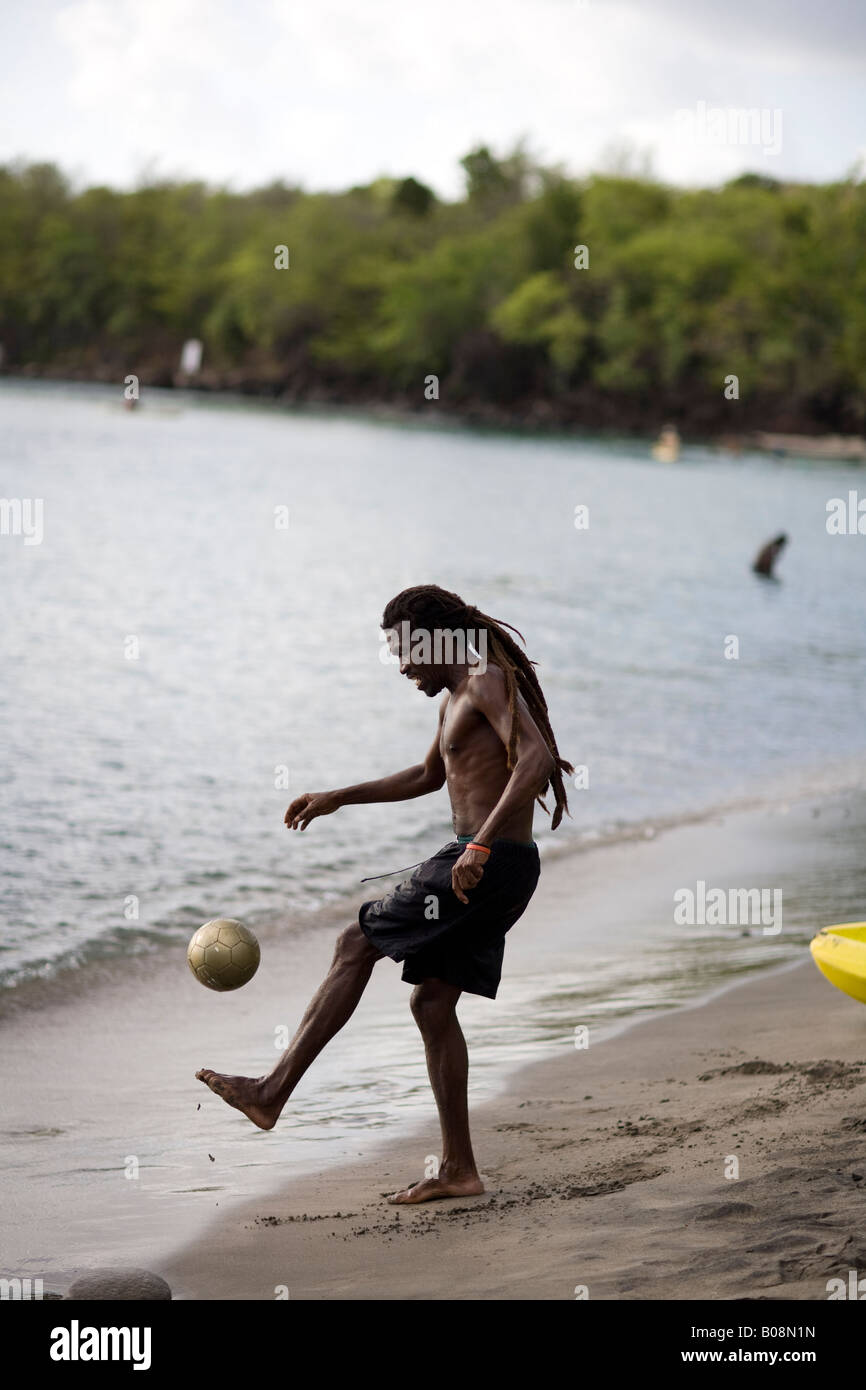 Rasta Fußball spielen in St Lucia, West Indies. Karibik Stockfoto