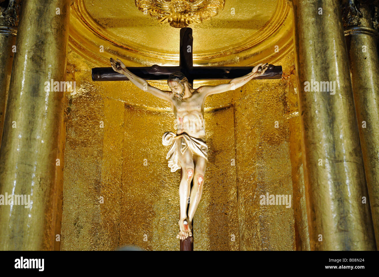 Kruzifix, Statue von Jesus an das Kreuz in der Kirche La Purisima Concepcion, La Nucia, Alicante, Costa Blanca, Spanien Stockfoto