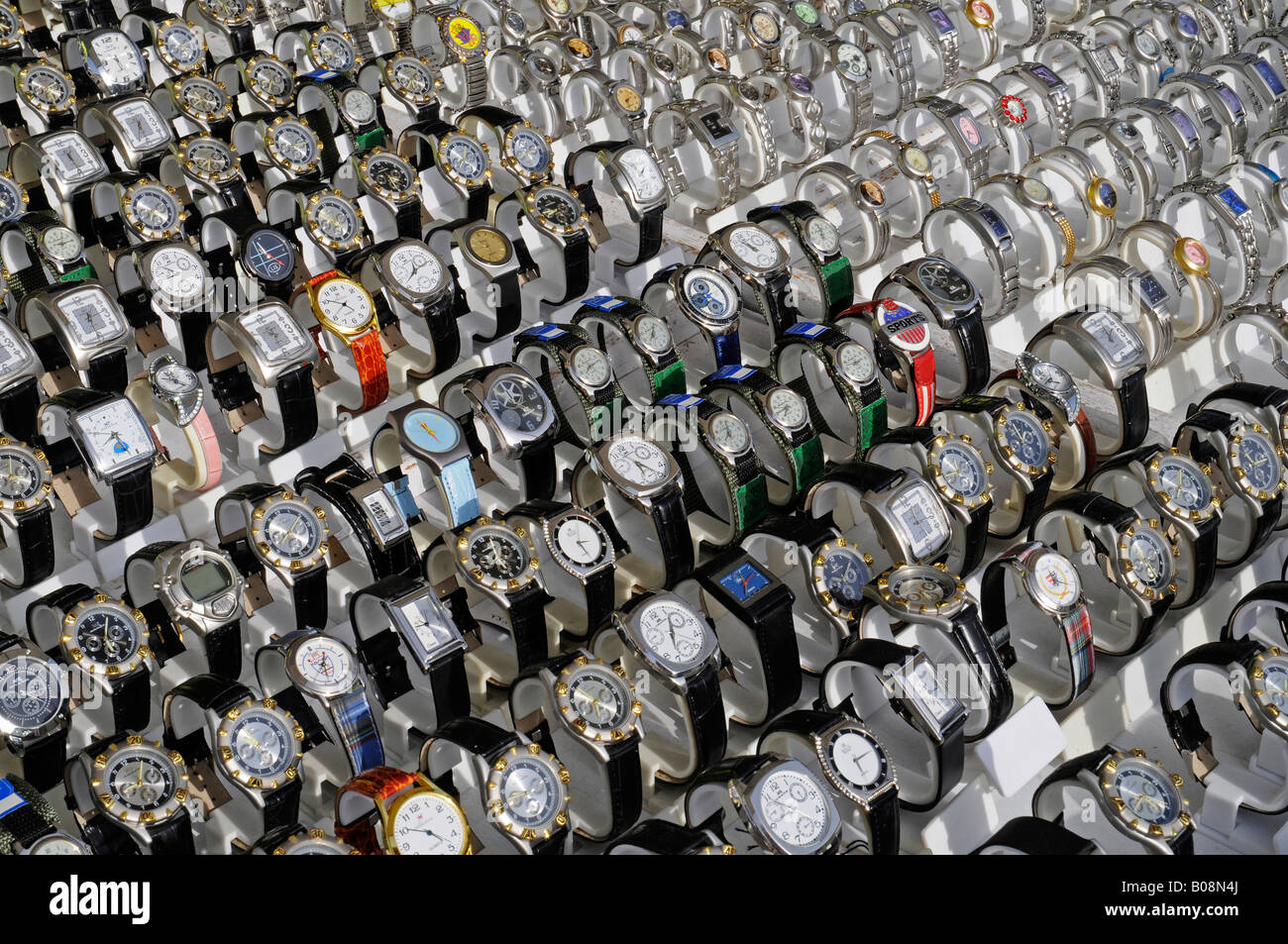 Uhren zum Verkauf auf dem Wochenmarkt, Altea, Alicante, Costa Blanca, Spanien Stockfoto