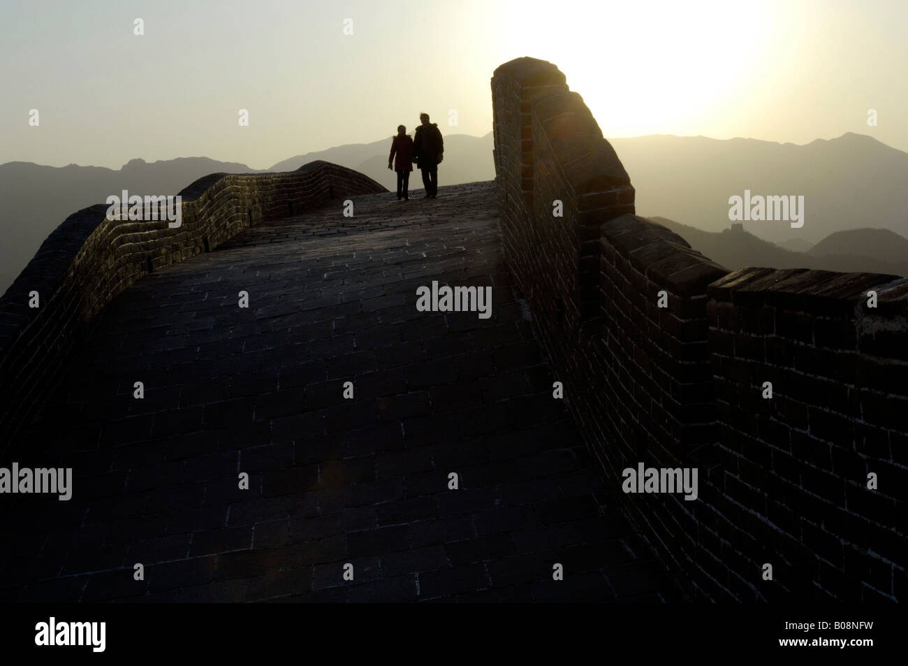 Paare, die auf der chinesischen Mauer, Hintergrundbeleuchtung, in der Nähe von Badaling, China, Ostasien Stockfoto