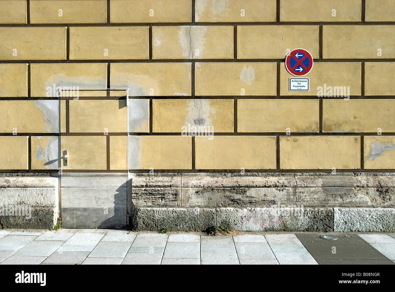 Fassade mit einer Tür, Tür hat das gleiche Muster wie die Wand drumherum, München, Bayern, Deutschland Stockfoto