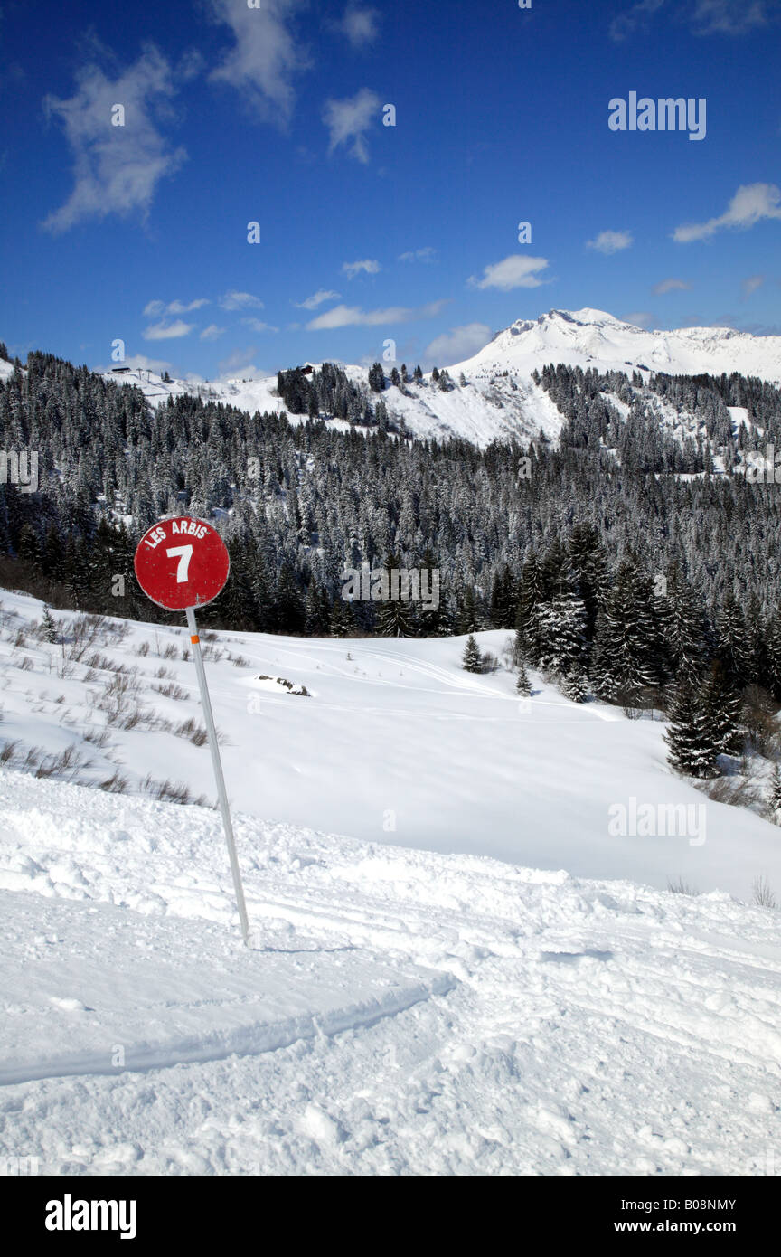 Wunderschöne Panorama-Landschaft erschossen auf der roten Piste Les Arbis, im Skigebiet von Morzine, Frankreich Stockfoto