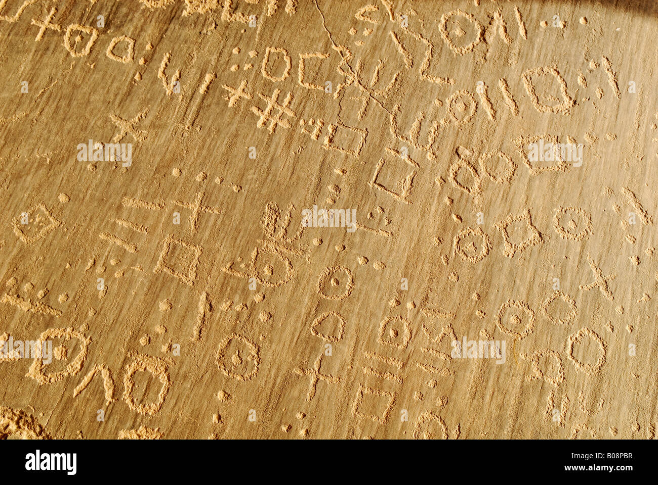 Tuareg-Skript (Tifinagh) auf Stein, Rock Carvings, Youf Ahakit, Tassili du Hoggar, Wilaya Tamanrasset, Algerien, Nordafrika Stockfoto
