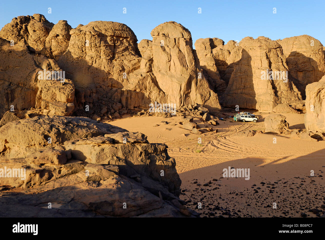Campingplatz in El Ghessour, Tassili du Hoggar, Wilaya Tamanrasset, Algerien, Sahara, Nordafrika Stockfoto
