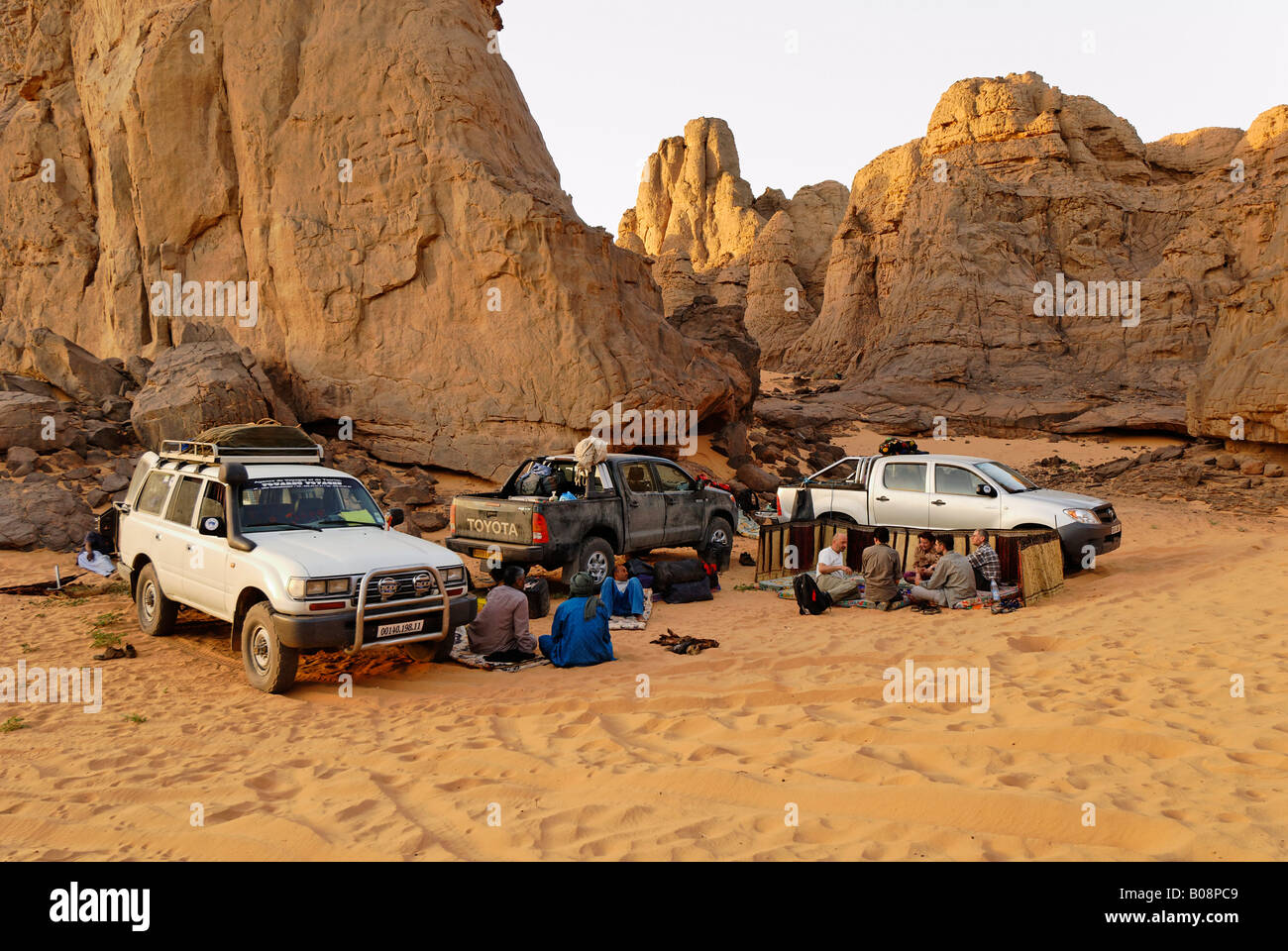 Campingplatz in El Ghessour, Tassili du Hoggar, Wilaya Tamanrasset, Algerien, Sahara, Nordafrika Stockfoto