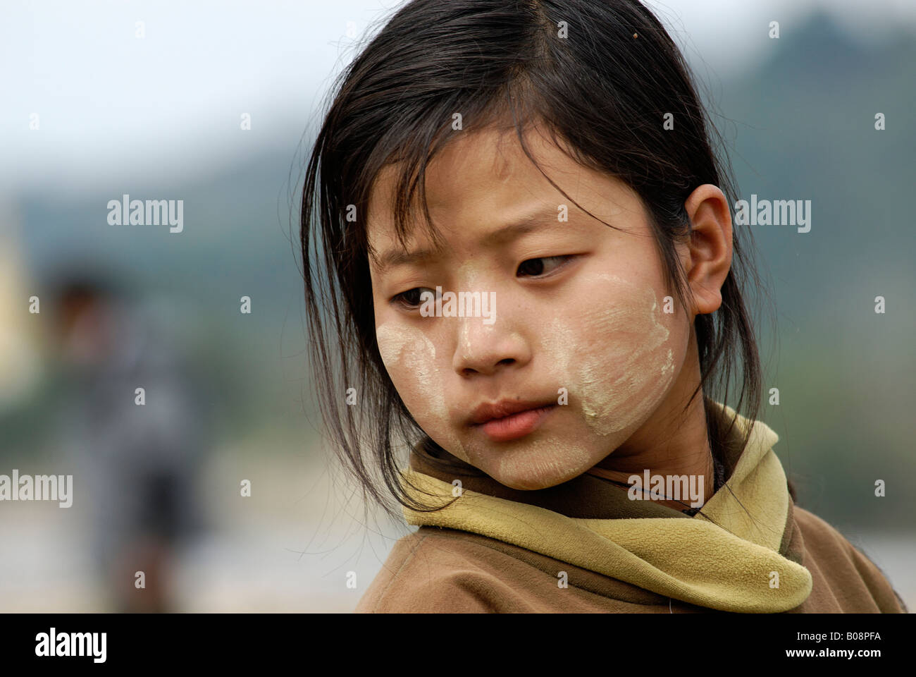 Mädchen mit Tanaka einfügen auf ihrem Gesicht, Kachin-Staat, Myanmar (Birma), Südost-Asien Stockfoto