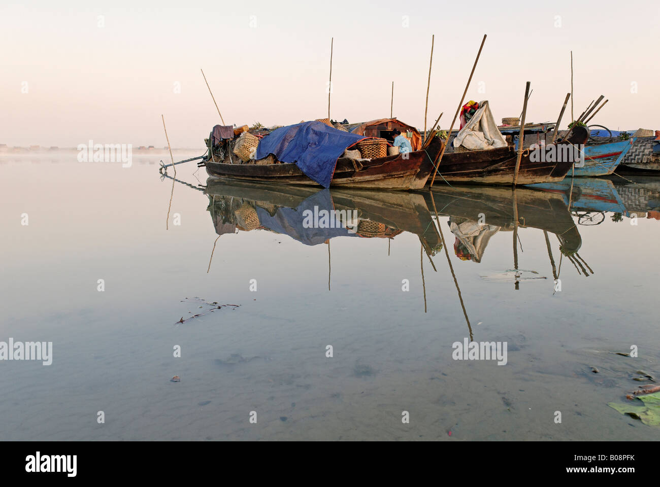 Boote auf dem Irrawaddy oder Ayeyarwady Fluss, Kachin-Staat, Myanmar (Birma), Südost-Asien Stockfoto