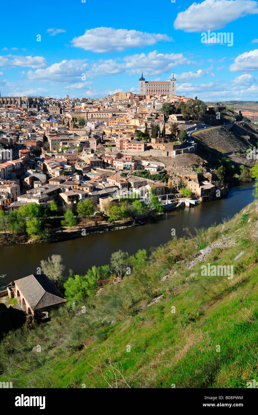 Blick über den Fluss Tajo auf die Altstadt von Toledo, Spanien Stockfoto