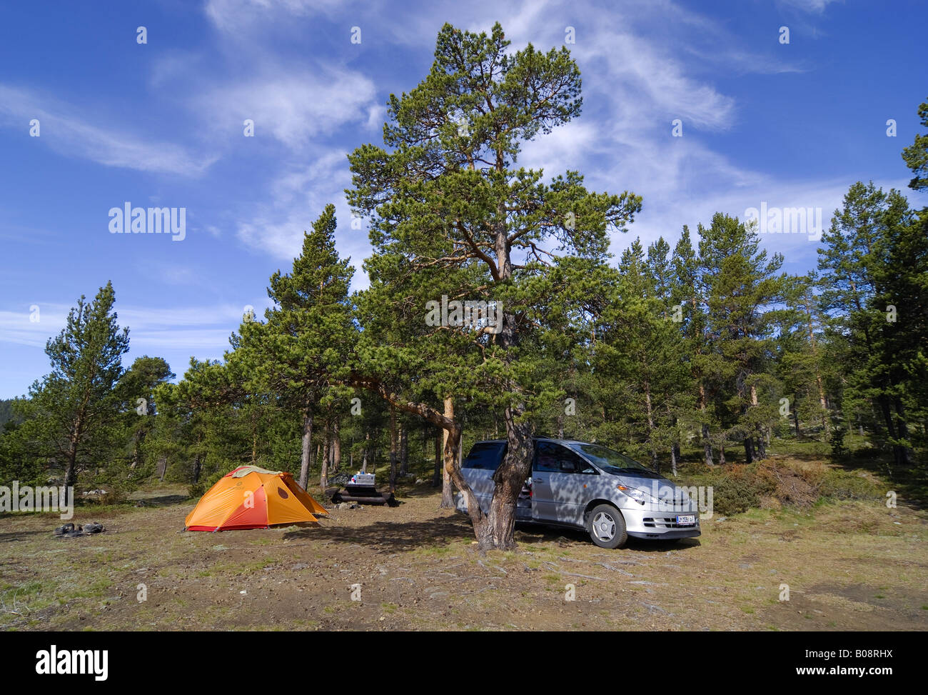 Einsame Auto und orange Zelt auf einem Campingplatz, Jotunheimen, Norwegen, Scandinavia Stockfoto