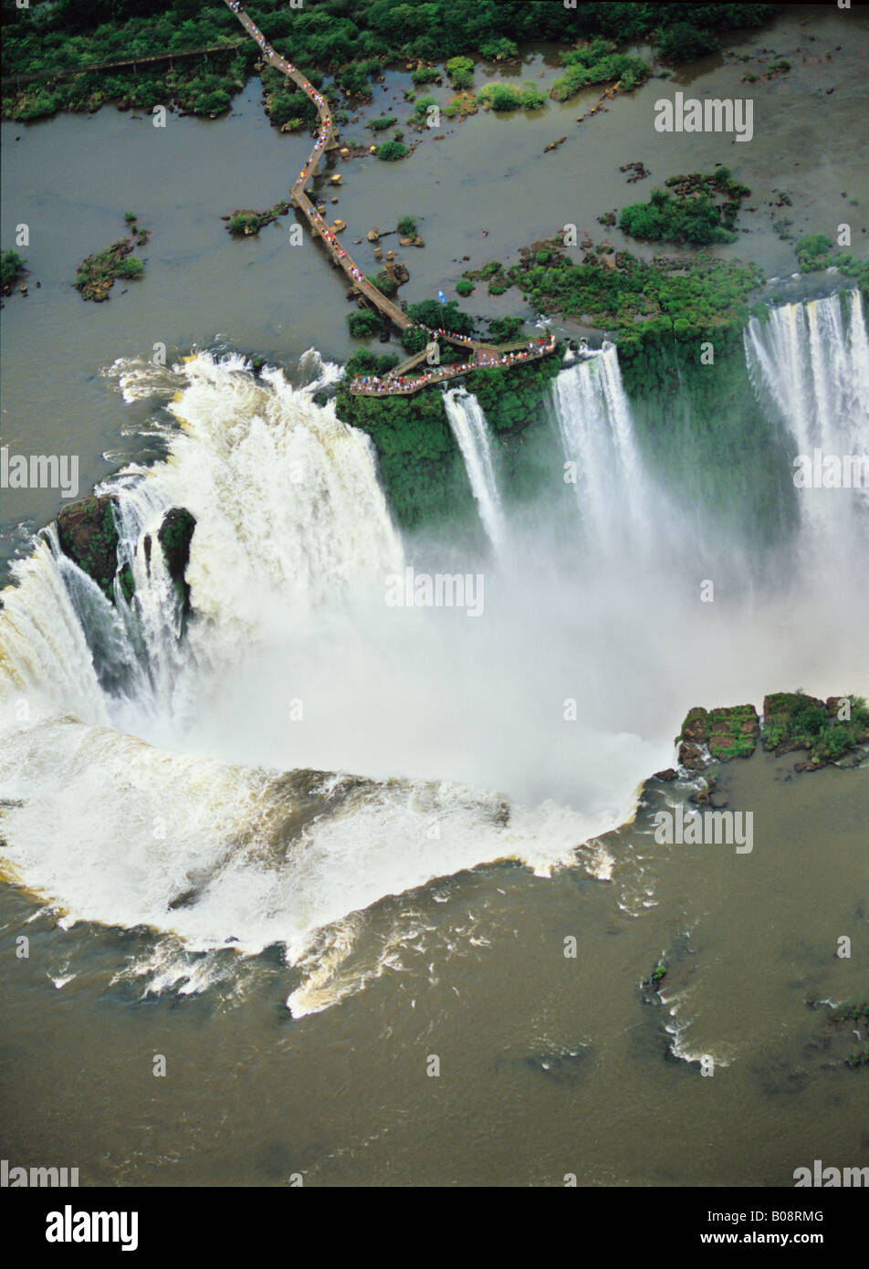 Südamerika, Argentinien, Brasilien, Igwazu, Foz, fällt. Igwacu Falls Donner in den Fluss Igwacu unten. Stockfoto