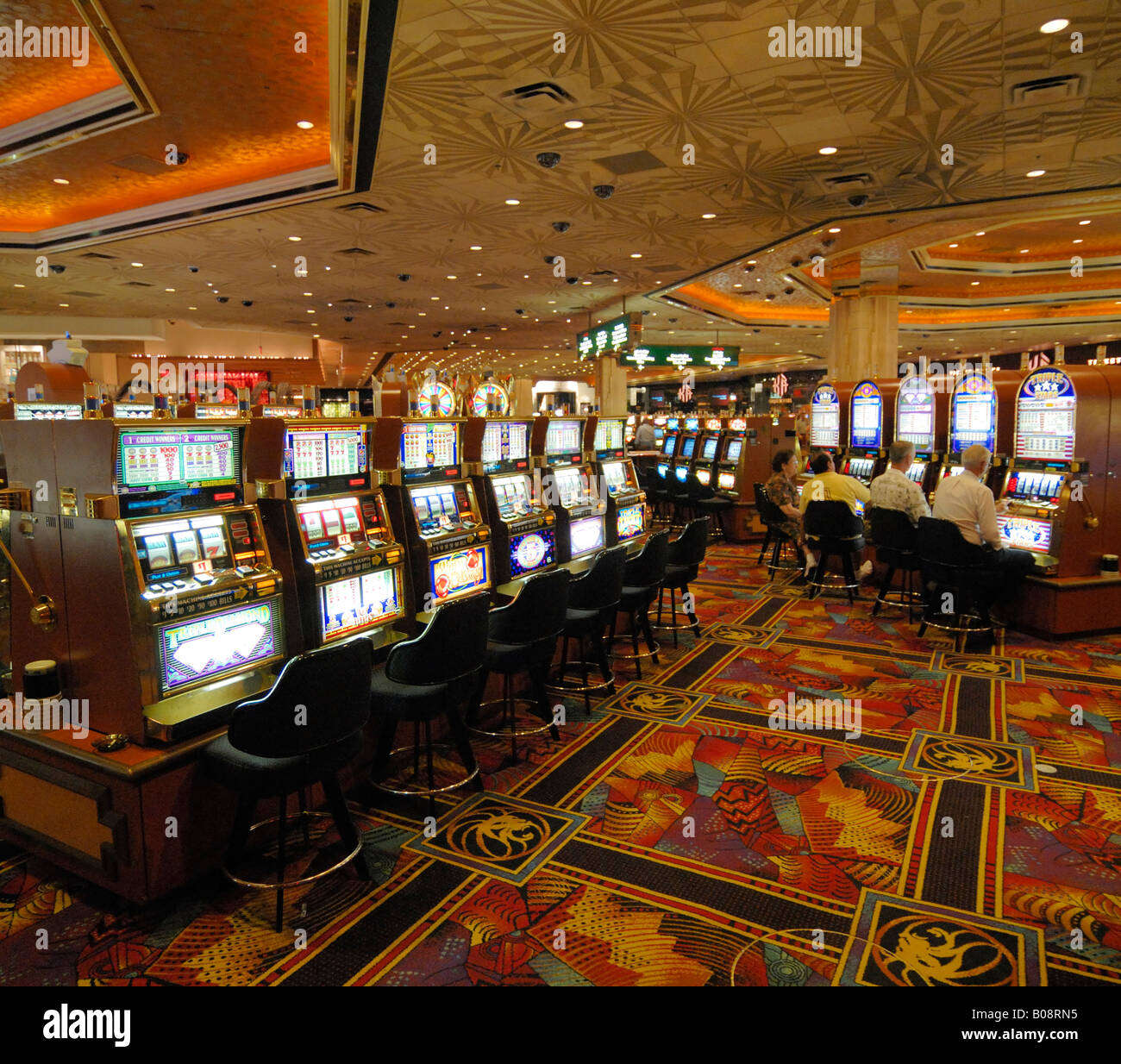 Spieler sitzen vor Spielautomaten in einem Casino in Las Vegas, Nevada, USA Stockfoto