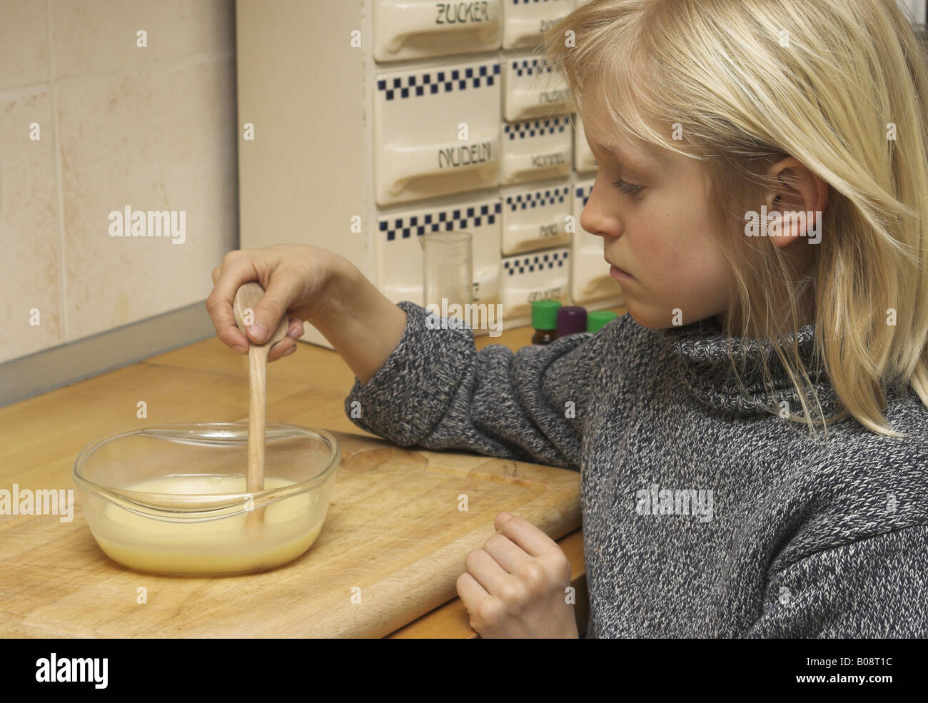 Serie Bild 4/5 - Kinder machen Hautcreme Stockfoto