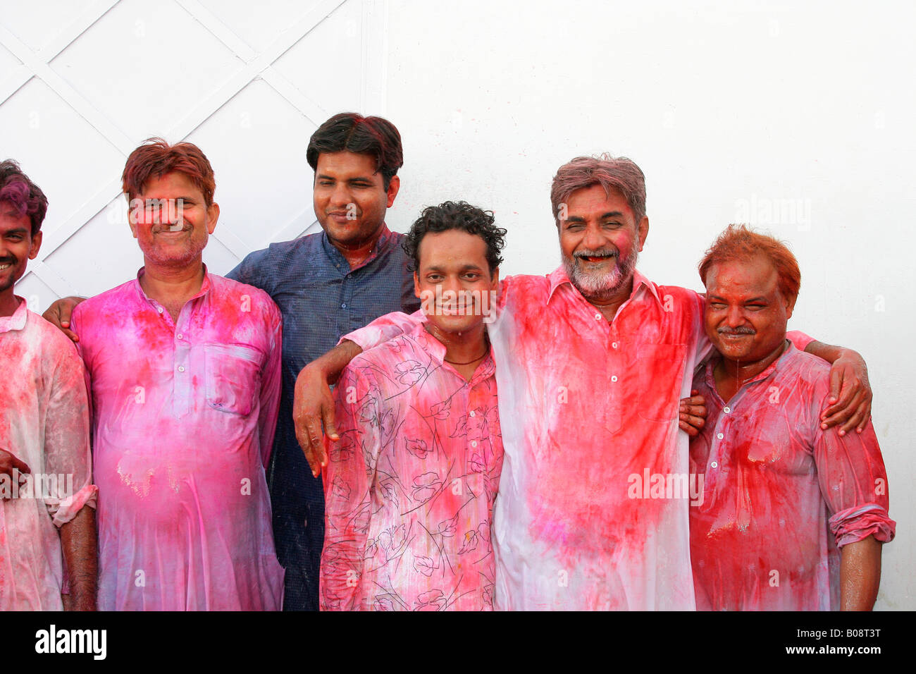 Männer, Gruppenbild während einer Hochzeit, Sufi-Schrein, Bareilly, Uttar Pradesh, Indien, Asien Stockfoto