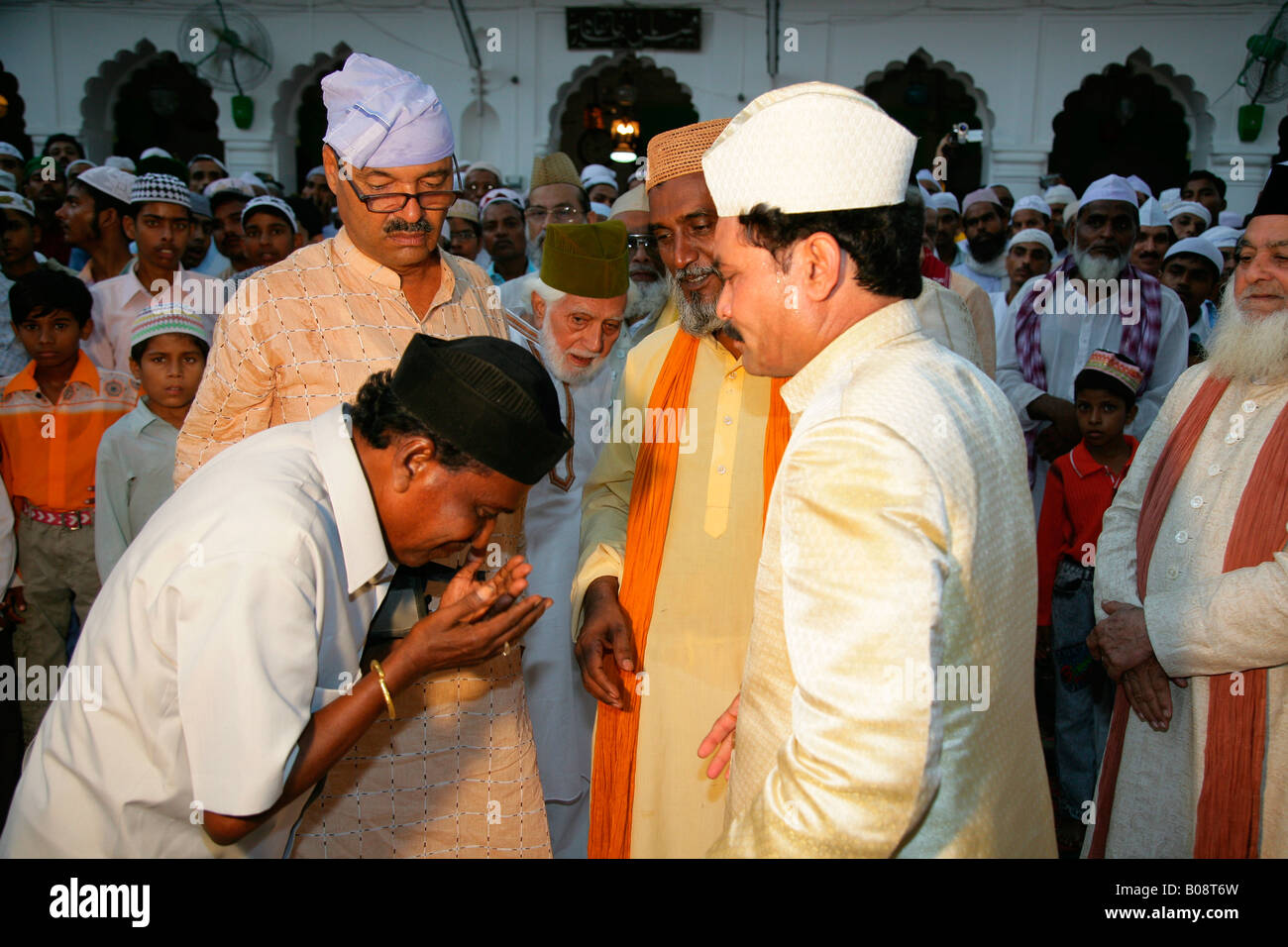 Muslimischer Würdenträger, Gäste bei einer Sufi-Hochzeit, Sufi-Schrein, Bareilly, Uttar Pradesh, Indien, Asien Stockfoto