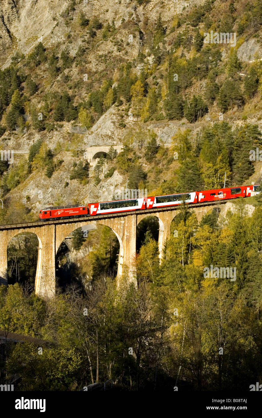 Glacier-Express auf Grengiols zu überbrücken, Schweiz, Wallis Stockfoto