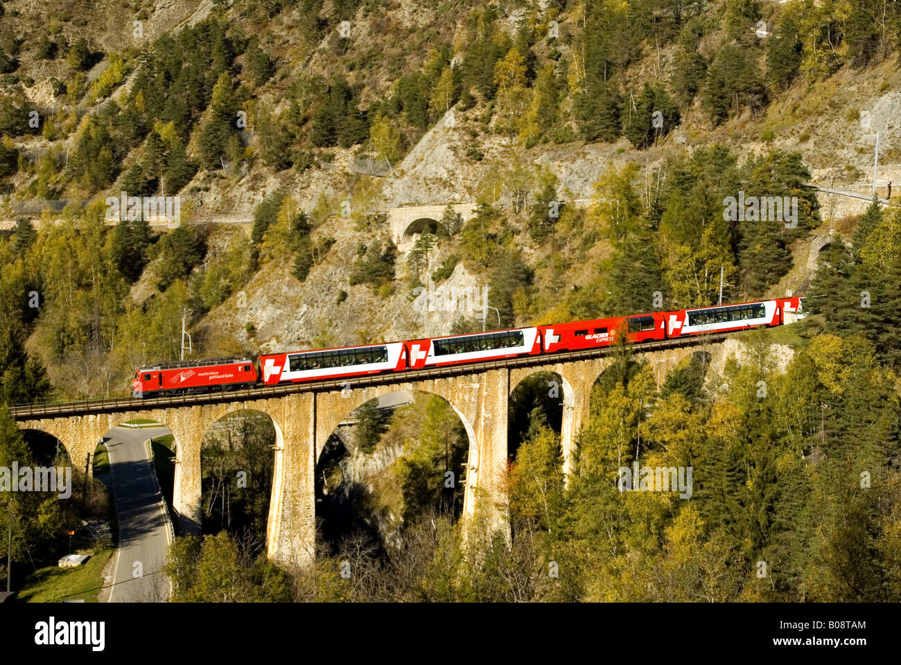 Glacier-Express auf Grengiols zu überbrücken, Schweiz, Wallis Stockfoto