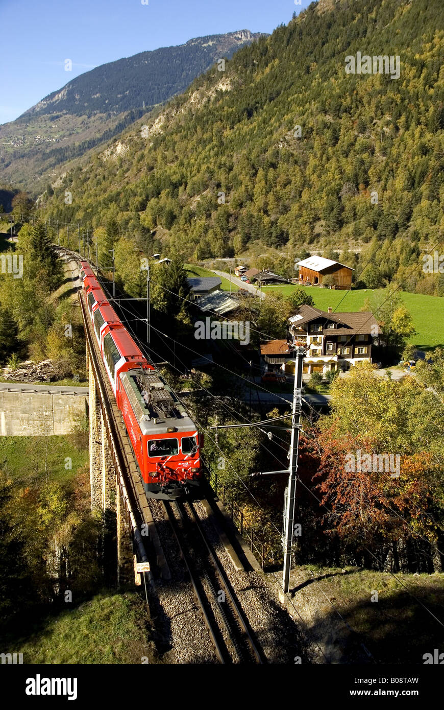 Glacier-Express auf Grengiols zu überbrücken, Schweiz, Wallis Stockfoto