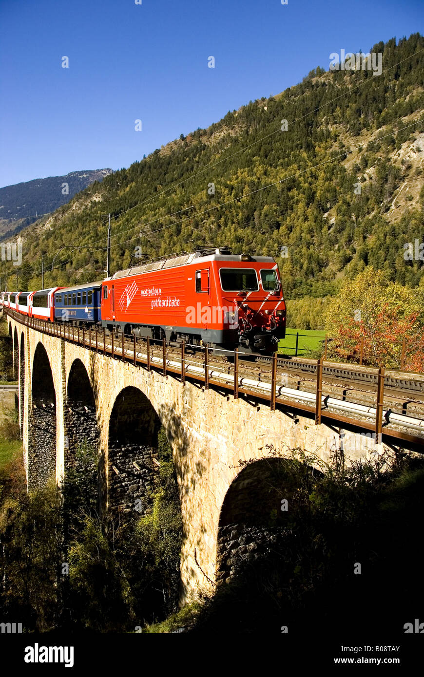 Glacier-Express auf Grengiols zu überbrücken, Schweiz, Wallis Stockfoto