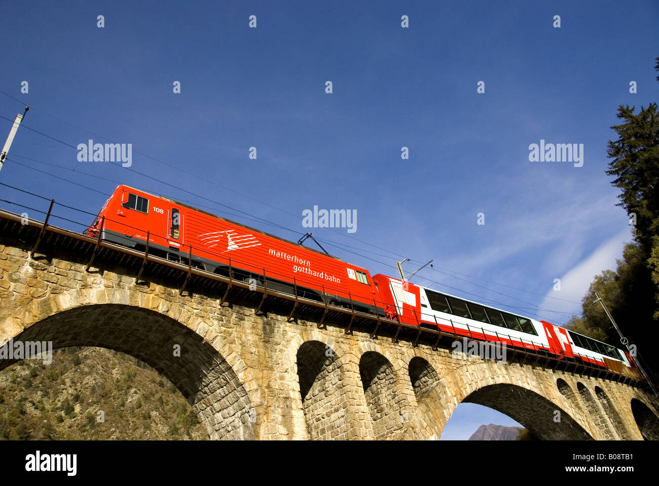 Glacier-Express in der Nähe von Betten, Schweiz, Wallis Stockfoto
