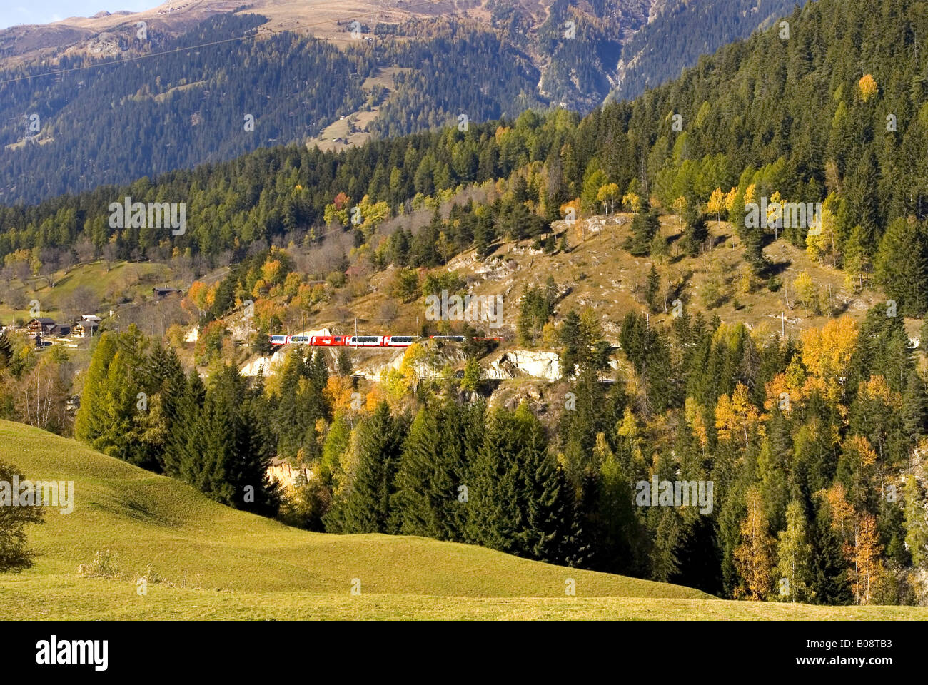 Glacier Express in der Nähe von Fuergangen, Schweiz, Wallis Stockfoto