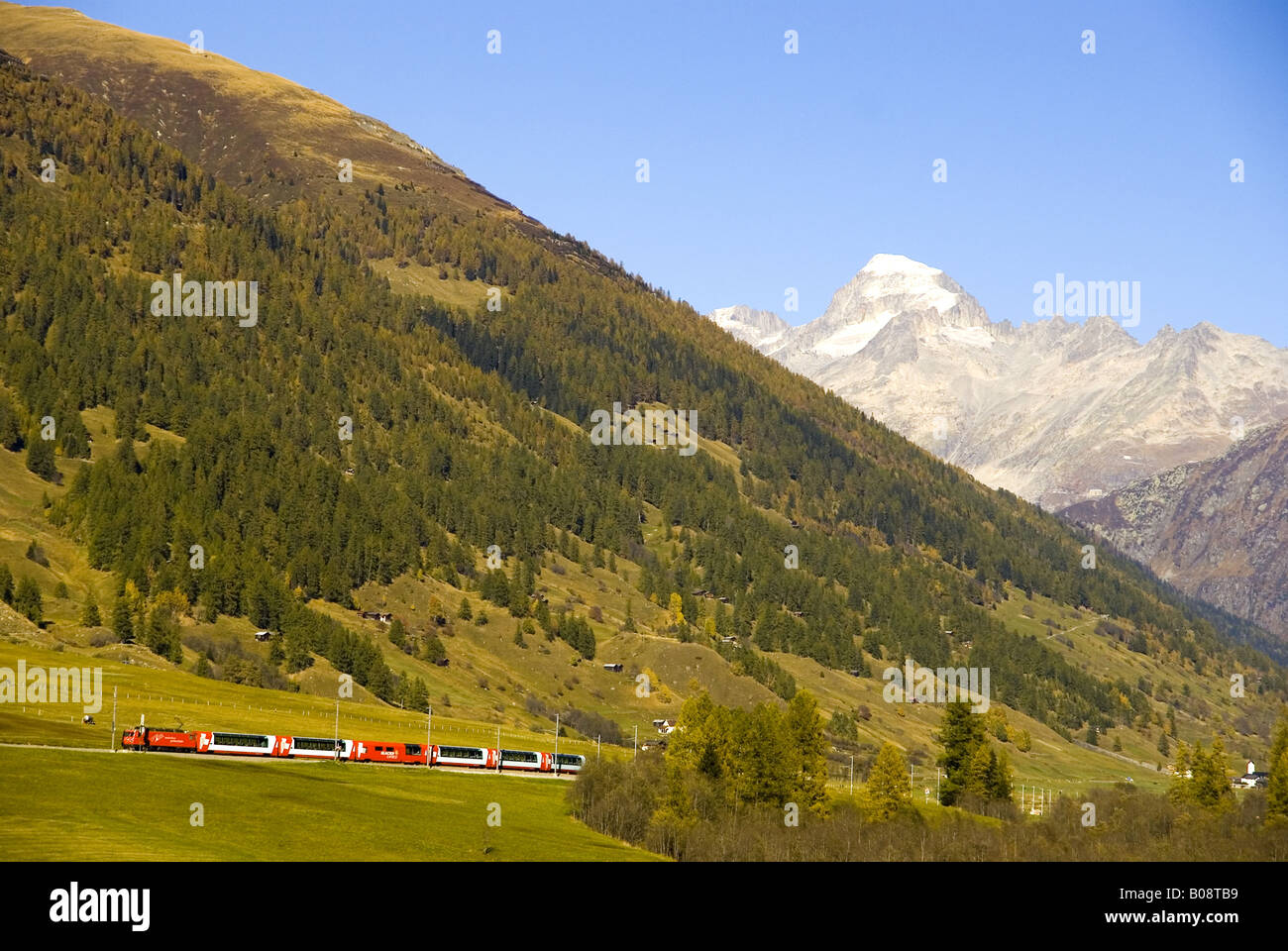 Glacier Express im Goms mit Galenstock im th Hintergrund, Schweiz, Wallis Stockfoto