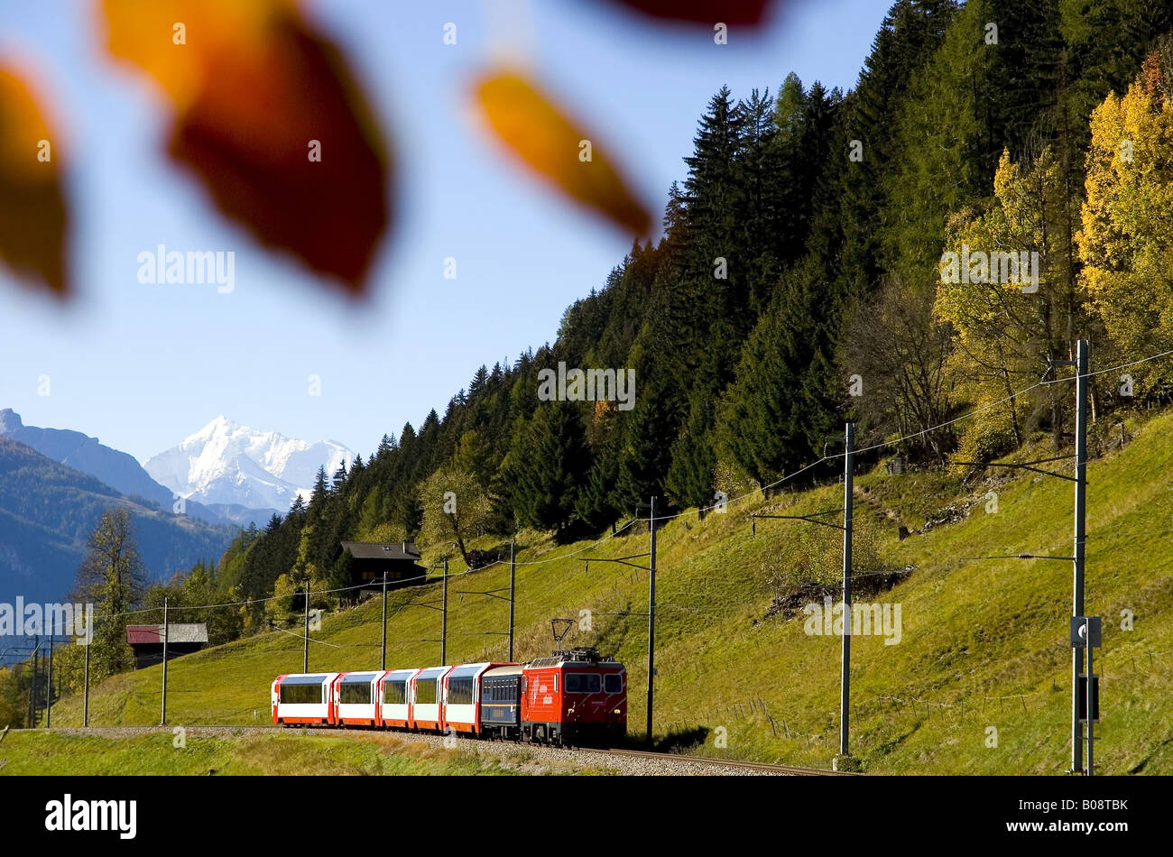 Glacier Express im Goms mit Weisshorn im Hintergrund, Schweiz, Wallis Stockfoto
