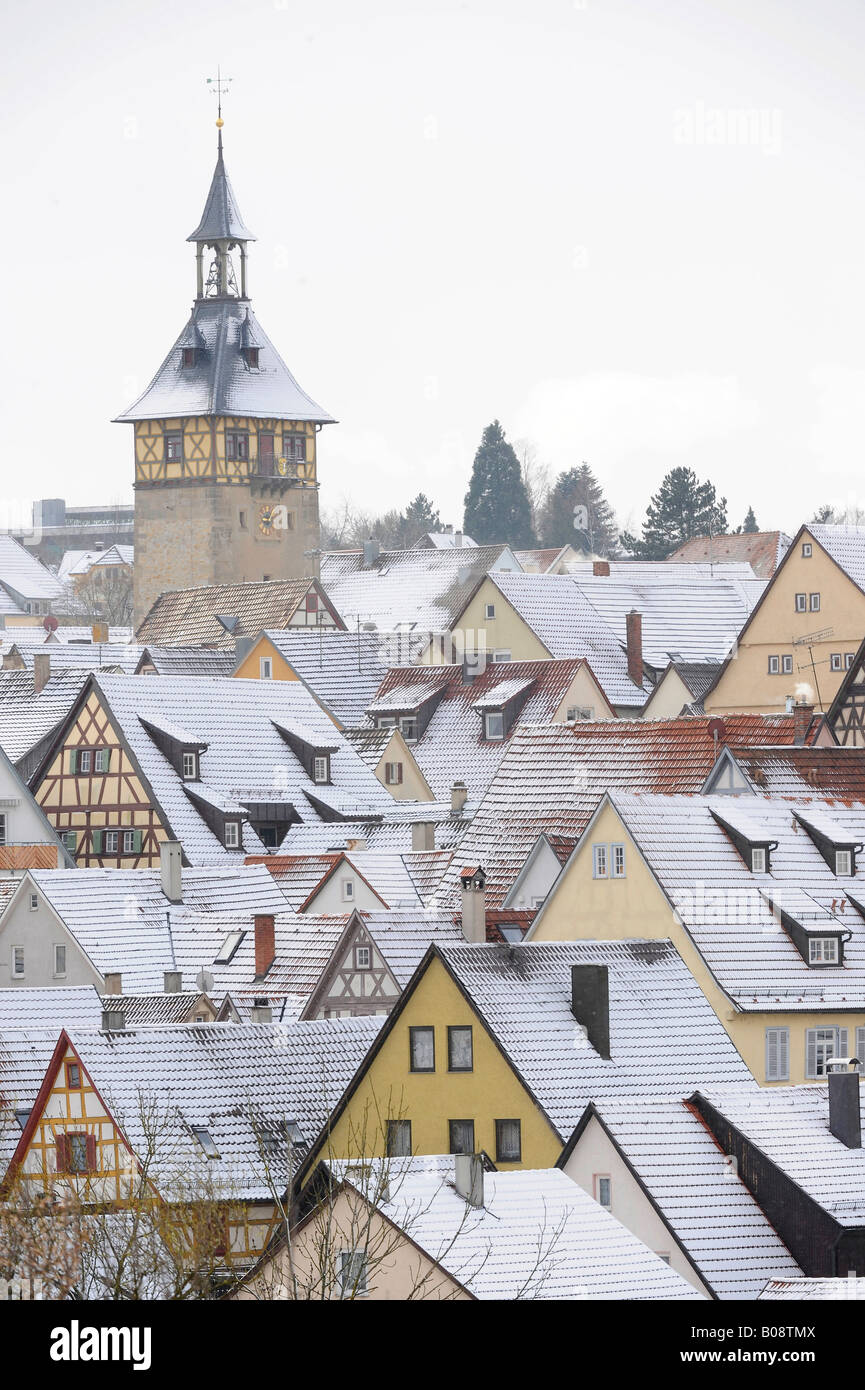 Blick über Schnee bestäubt Dächer, Holz gerahmte Häuser und oberen Torturm des historischen Zentrums von Marbach am Neckar, Baden-Wu Stockfoto