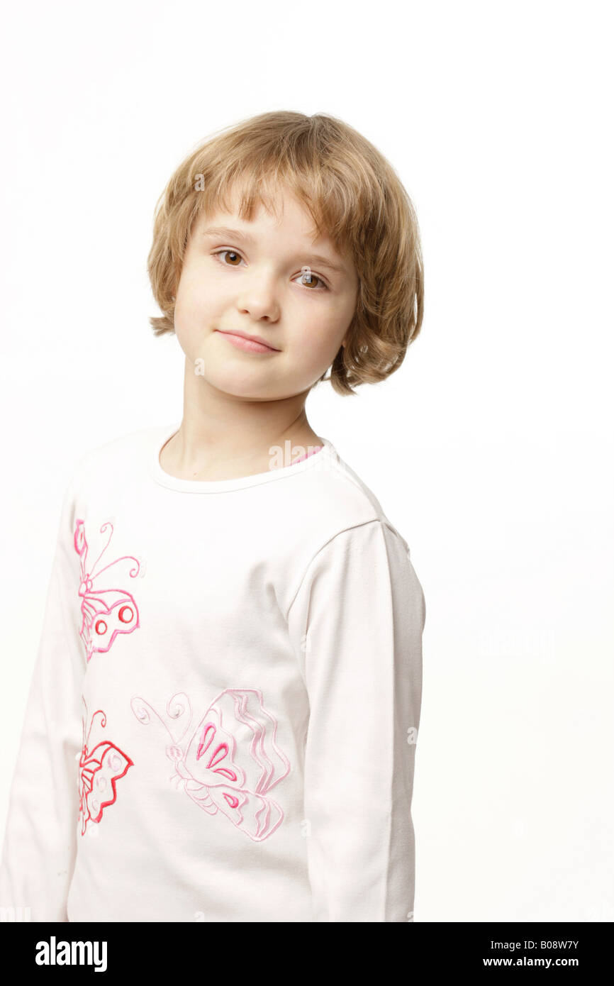 Dunkel-Blonde, 8 jährige Mädchen trägt ein weißes top Stockfoto
