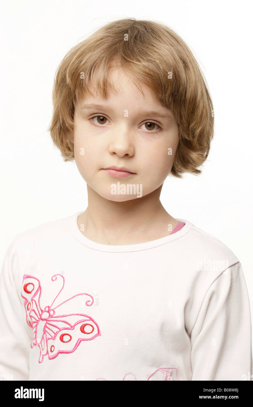 Dunkel-Blonde, 8 jährige Mädchen trägt ein weißes top Stockfoto