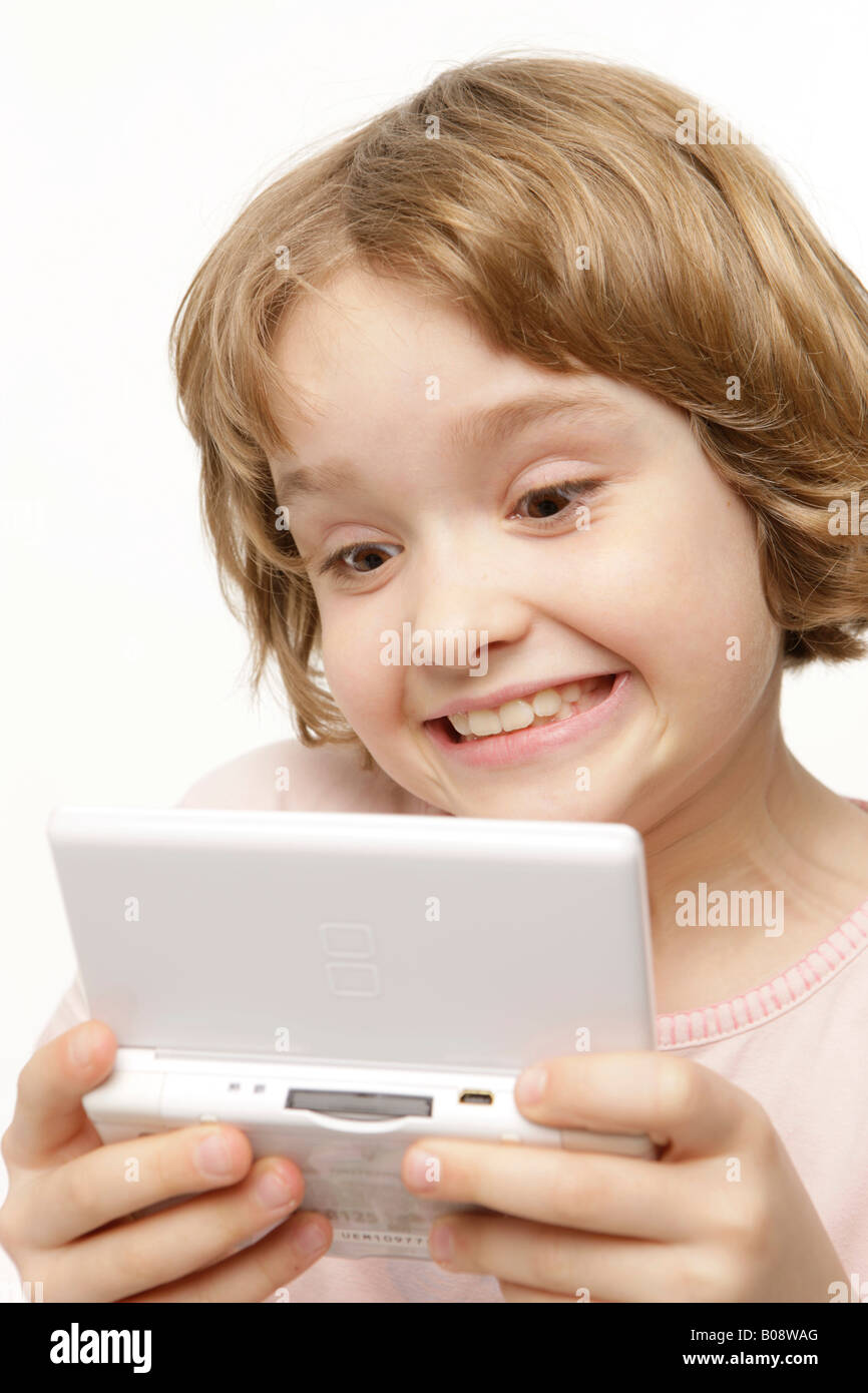 8 Jahre altes Mädchen spielen Game Boy Stockfoto