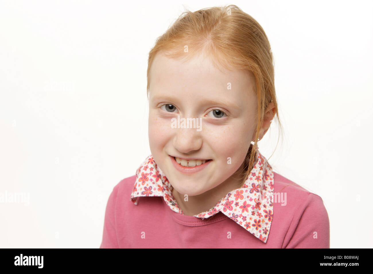 8 Jahre altes Mädchen mit roten Haaren, Porträt, Lächeln Stockfoto